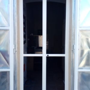 ZANZARIERA MODELLO ANTAREX TELO RINFORZATO OSCURANTE- FINESTRA IN VETRO E ALLUMINIO